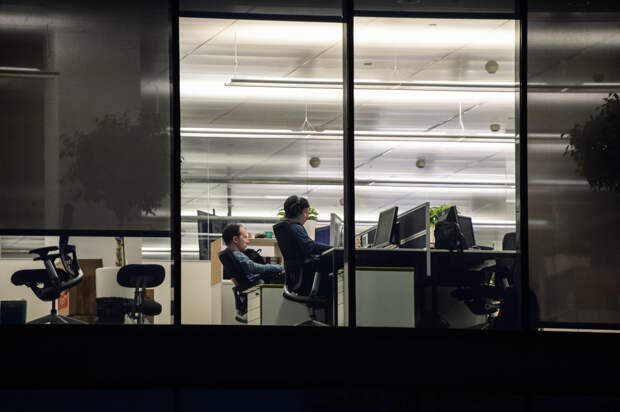 Россиян с беременными женами предложили запретить увольнять