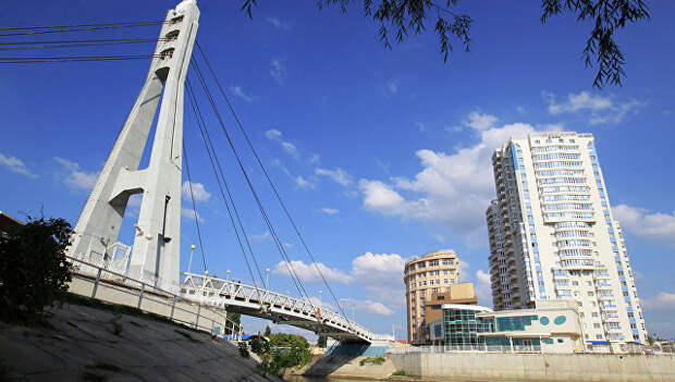 Пешеходный мост через реку Кубань в Краснодаре. Архивное фото