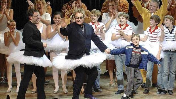 В 2005 году Элтон Джон принял участие в написании музыки к мюзиклу «Billy Elliot» (на фото), который стал одним из самых успешных в новой истории. Кроме того, музыкант активно сотрудничал с кинокорпорациями, выпуская саундтреки для таких фильмов, как «Почти знаменит» (2002), «Улыбка Моны Лизы» (2003) и др. В 2011 году Элтон Джон выступил в качестве продюсера и автора песен мультфильма «Гномео и Джульетта»