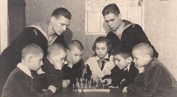 1947 год. Московская область. Воспитанники детского дома и матросы играют в шахматы