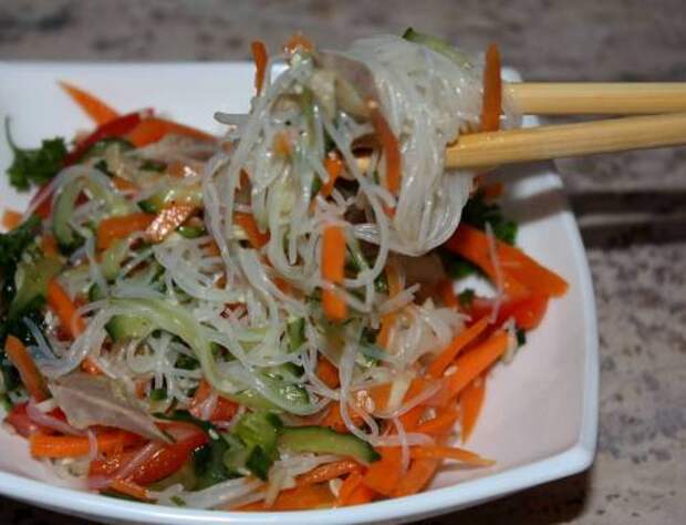 Салат с фунчозой
