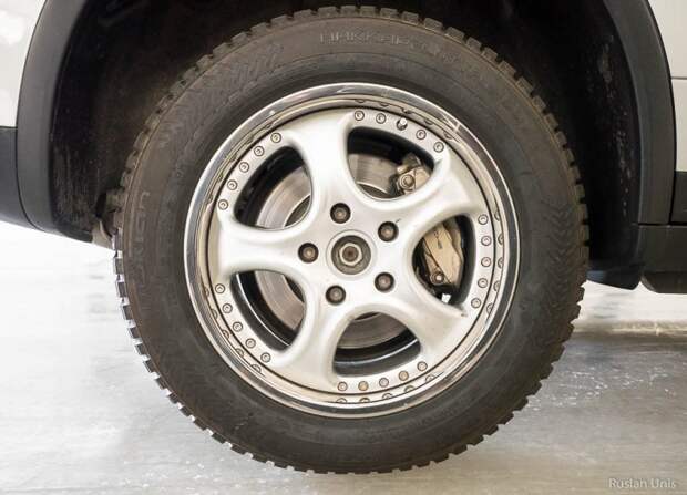 С виду самая обычная зимняя шина, установленная на самом обычном автомобиле Porsche Cayenne прошлого поколения.  nokian, зимняя резина, шипованная резина, шипы