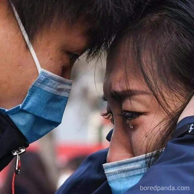 Китайский доктор прощается с женой, уходя на смену в больнице Уханя, чтобы лечить коронавирусных больных