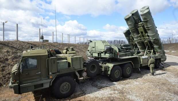 Зенитный ракетный комплекс Триумф С-400 во время несения боевого дежурства в Московской области. Архивное фото