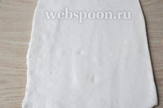 Делим тесто на 2 части. Затем 1 часть на 2 неравные части. Большую часть раскатываем в прямоугольный пласт.