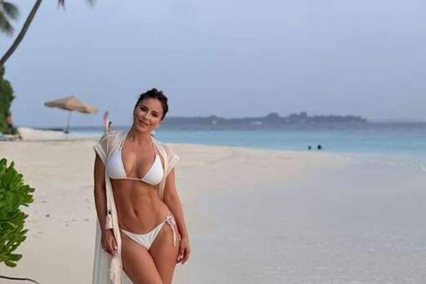 «Я забыла обо всем»: 47-летняя Ани Лорак в белоснежном бикини показала фигуру на Мальдивах