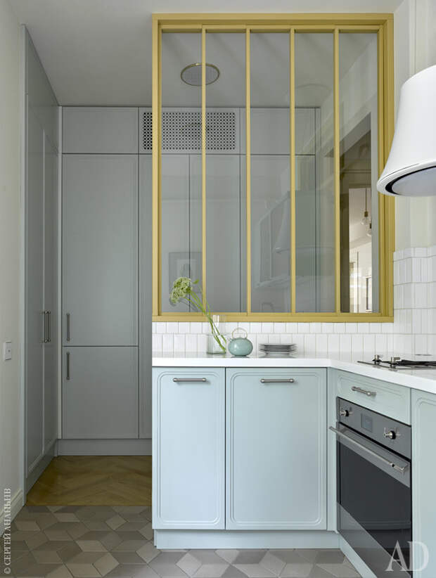 Кухня. Кухонный гарнитур и двери шкафов сделаны на заказ по эскизу дизайнера в мастерской Doorspro. Чайник, Gosta Grahs/Rorstrand, Швеция, 1980-е.