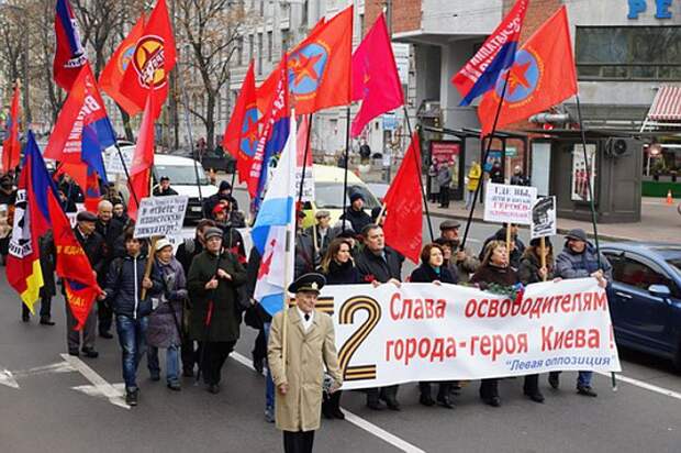 Участники акции возложили цветы к мемориалу генералу Ватутину, а затем колонной прошли к Вечному огню в парке Славы