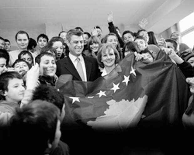 Президент Косова и бывший лидер боевиков АОК Хашим Тачи со школьниками (фото: Stoyan Nenov/Reuters)