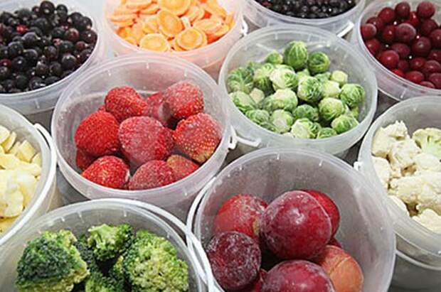 замороженные овощи, фрукты и ягоды в контейнерах