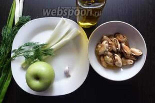 Подготовим продукты по списку. Вымоем зелень, стебли сельдерея и яблоко. 