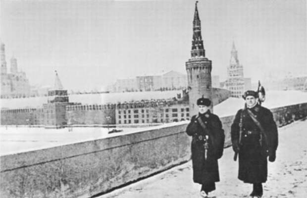 Кремлевская стена и башни были замаскированны под жилые дома
