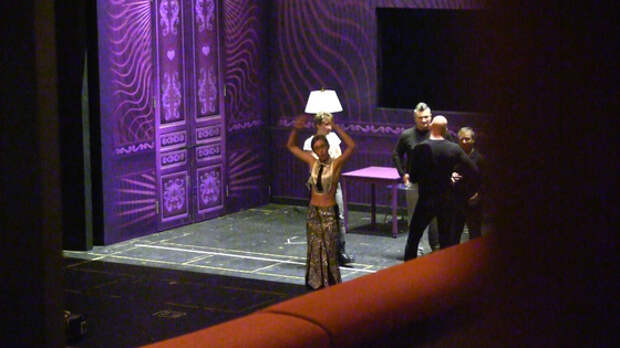 Ксения Собчак на репетиции спектакля &laquo;Женитьба&raquo;
