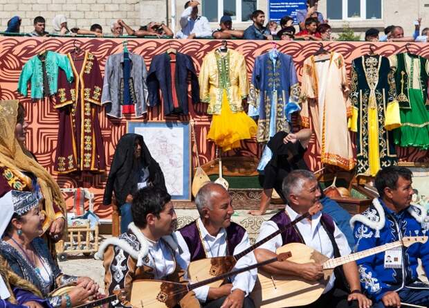 Местные жители во время праздничных мероприятий в честь 2000-летия Дербента на площади Свободы
