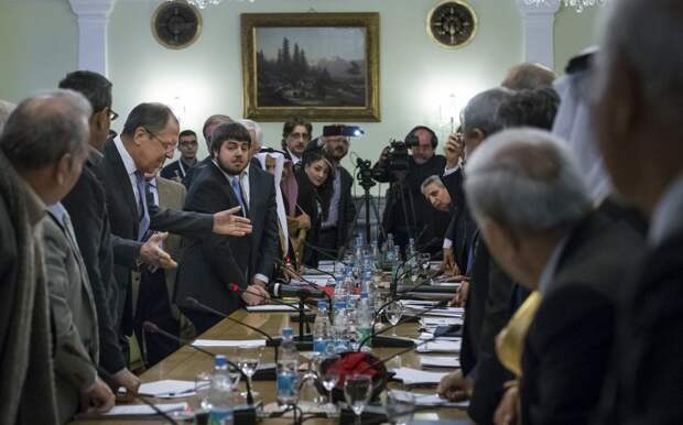 26-29 января 2015 г. в Москве прошли первые первые консультации представителей оппозиционных групп Сирии, к которым позднее подключилась делегация сирийского правительства. Вторая подобная встреча состоялась в апреле. По ее итогам была принята "Московская платформа"