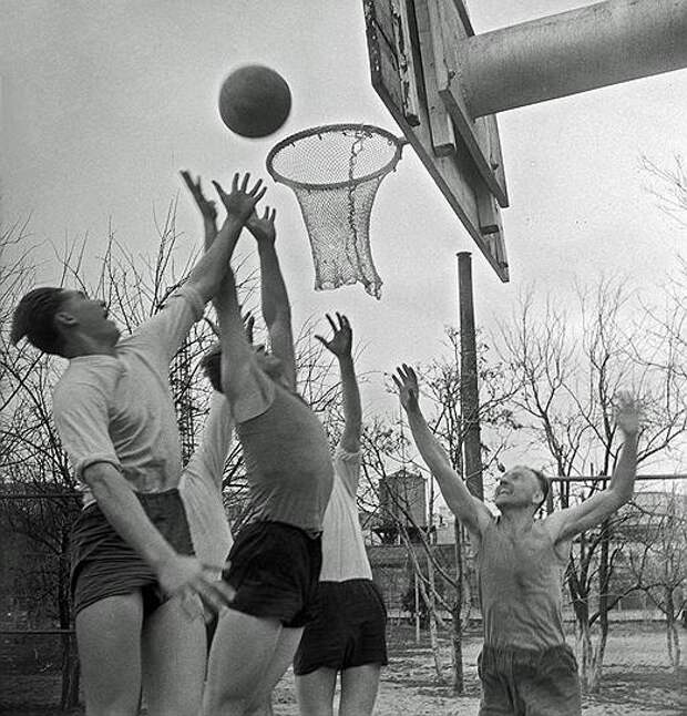 1956 год. Молодежь Бакинского машиностроительного завода имени лейтенанта Шмидта. Игра в баскетбол