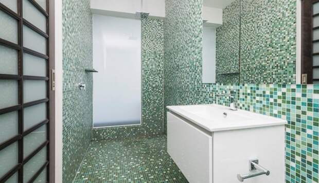 Ванную комнату облицевали оригинальным зеленым кафелем. | Фото: zen.yandex.ru.