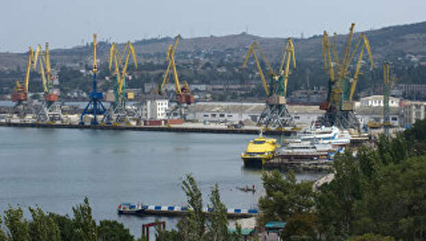 Торговый порт в Крыму. Архивное фото