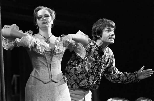 Наталья Гундарева и Александр Фатюшин в спектакле *Банкрот*, 1978 | Фото: gazeta.ru