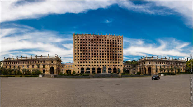 Заброшенное здание Верховного Совета в Сухуме