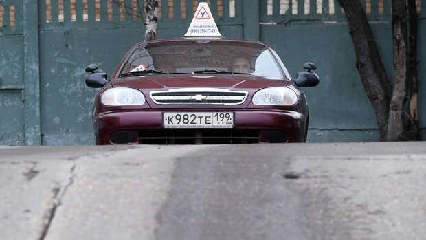 Ъ: автошколы в РФ потребовали ускорить пересдачи и навести порядок с экзаменаторами