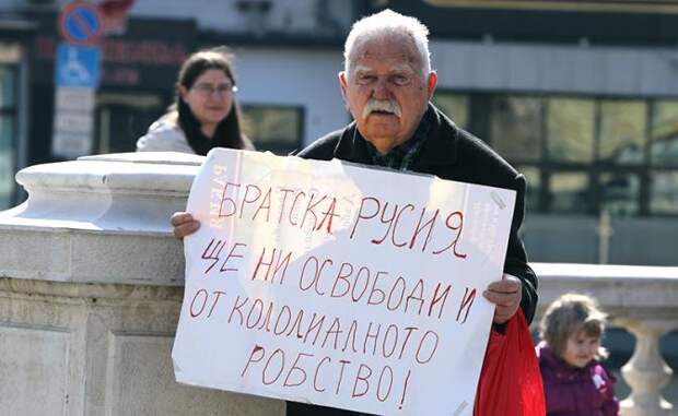 Участник одиночного пикета вов ремя празднования 138-й годовщины Освобождения страны от османского ига в Русско-турецкой войне 1877-1878 гг.