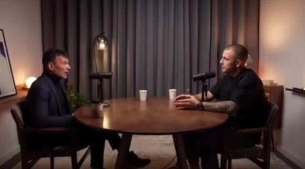 Сегодня Якеменко в дорогих костюмах раздает интервью. Скрин видео канала Станислава Роженькова.