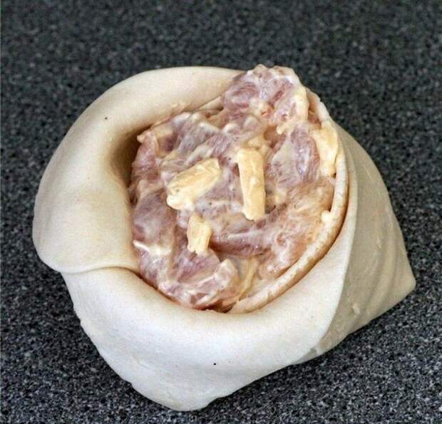 Слоеные пирожки с курицей и сыром