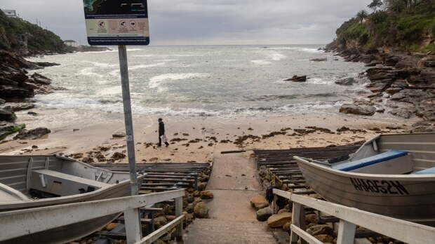 Смытого волной со скалы в Австралии туриста нашли бездыханным в море