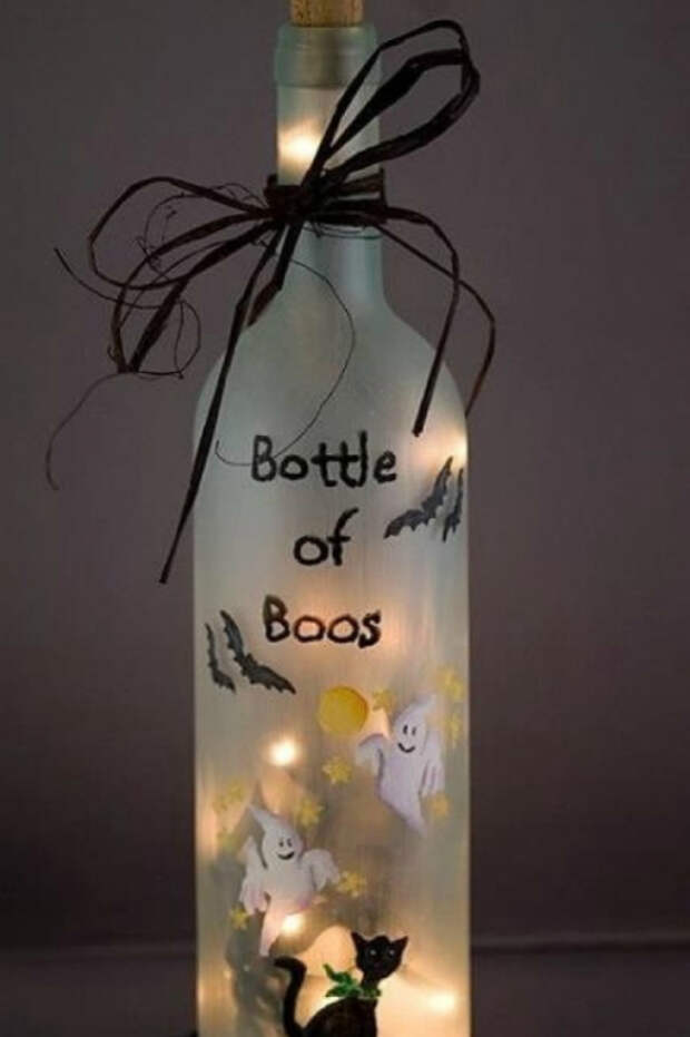 Идеи превращения винных бутылок в стильные и функциональные: Праздничный светильник. Раскрасьте бутылку специальными красками или сделайте аппликацию, а во внутрь вставьте свечку.
