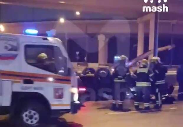 В Москве иномарка слетела с эстакады и рухнула на машины внизу