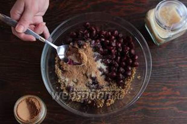 Пока займёмся начинкой: вишню разморозить, «просушить», добавить по вкусу сахар, корицу и поджаренный и измельчённый орех.