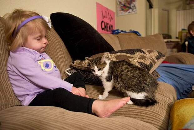 До слез: Девочка без руки и трехлапый котенок нашли друг друга