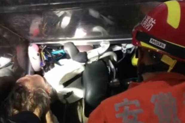 Туристы застряли в подъемнике на морозе на три часа и попали на видео