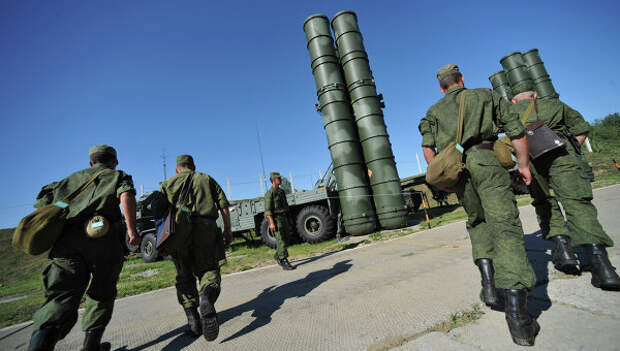 Зенитный ракетный полк возле пусковой установки комплекса С-400 Триумф. Архивное фото