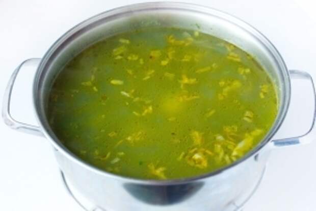 Перемешиваем, даём закипеть, солим суп по вкусу и закладываем обжарку из моркови и лука. Перемешиваем.