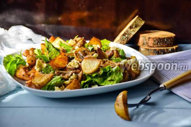Фото Картофельный салат с беконом и голубым сыром