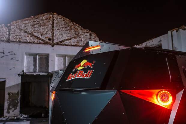 Грозный броневик на базе Land Rove от компании Red Bull Red Bull.  Land Rover, defender, броневик