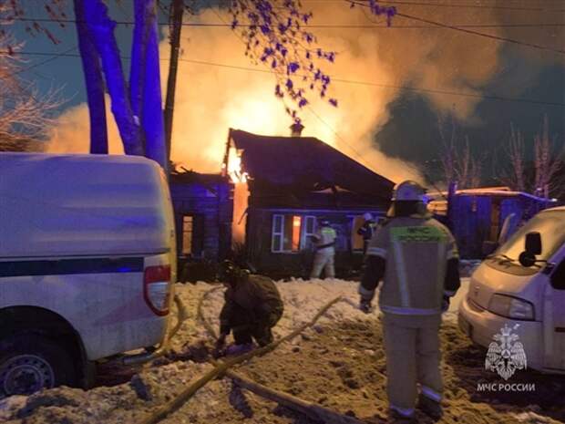 В центре Самары сгорели два частных дома на улице Буянова