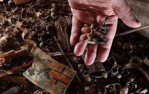 3. А обитатели другого дома обнаружили под половицами около 4,000 археологических находок в виде игровых деталек. находки, сокровища