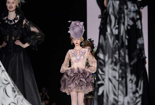 Модели демонстрируют одежду из новой коллекции дизайнера Славы Зайцева.