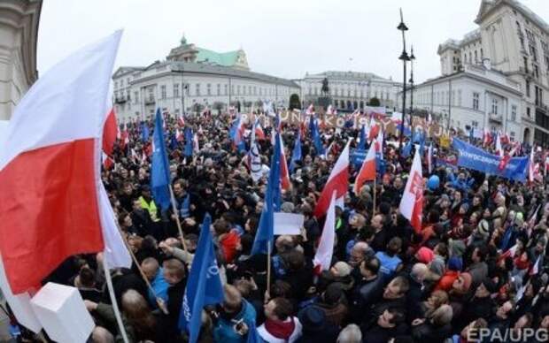 В Варшаве возле здания Конституционного суда собралось более 50 тыс. человек В Варшаве возле здания Конституционного суда собралось более 50 тыс. человек