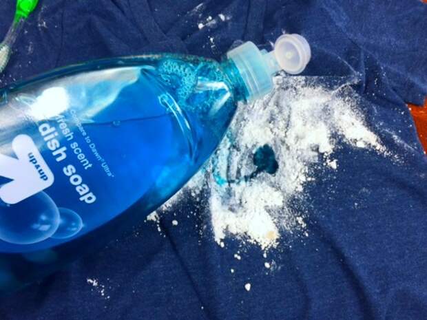 средство для мытья посуды на футболке