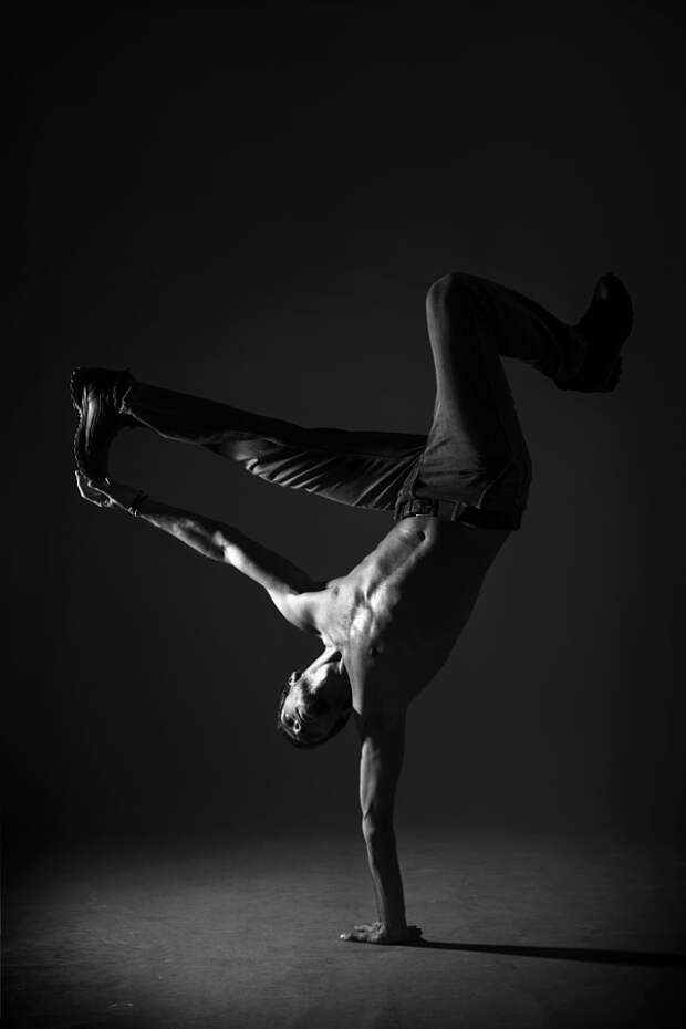 20 фотографий брейк-данса: уличный танец, который обошёл все законы физики и гравитации