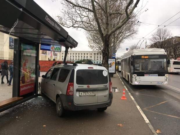 В Симферополе автомобиль врезался в остановку с людьми, избегая столкновения с другой машиной