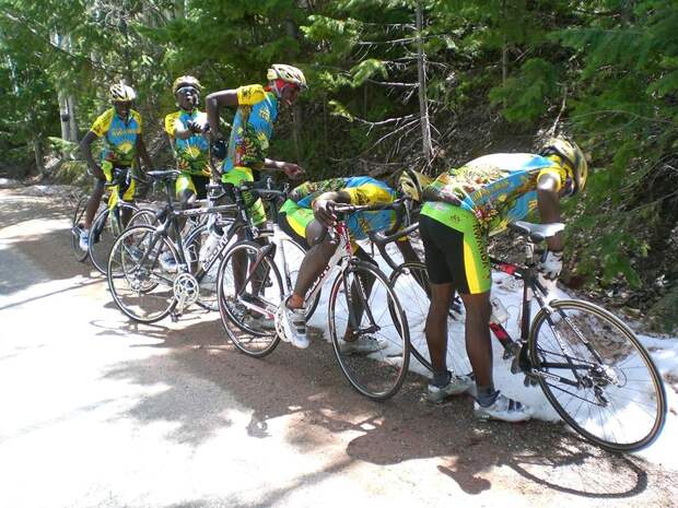 Velosipedisty iz Ruandy vpervye uvideli sneg