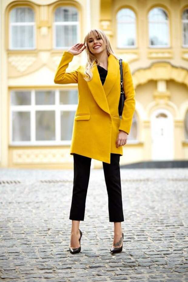 С чем носить короткое желтое пальто