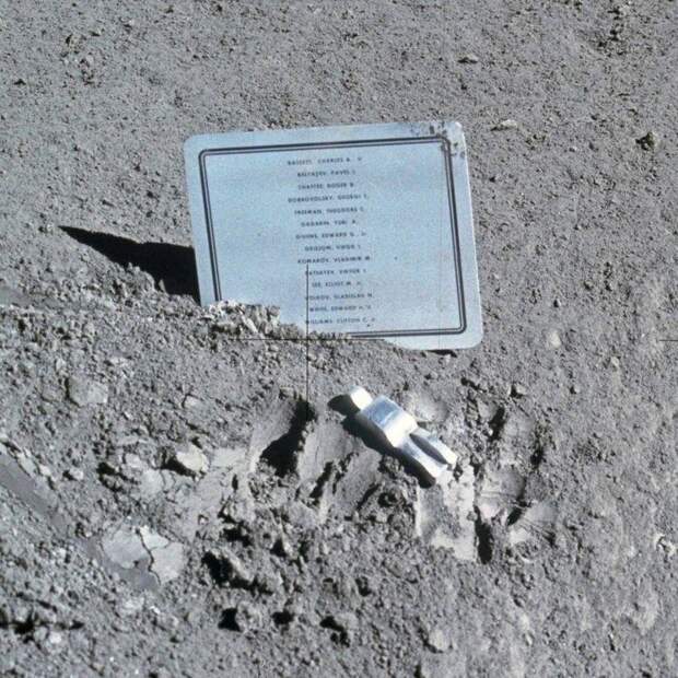 На Луне есть мемориал космонавтам, погибшим во время исследования космоса, включая российских космонавтов