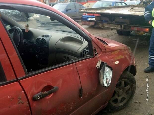 В Кирове Lada Kalina упала с эвакуатора на припаркованный Jaguar В Кирове Lada Kalina упала с эвакуатора на припаркованный Jaguar jaguar, kalina, лада, эвакуатор