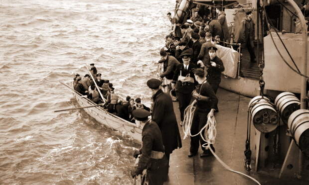 Эсминец «Кельвин» (HMS Kelvin) поднимает на борт людей, сбежавших из оккупированной Франции, ноябрь 1940 года. Среди спасённых 18 человек было 13 сбежавших из плена горцев 51-й дивизии - Неправильный Дюнкерк | Warspot.ru